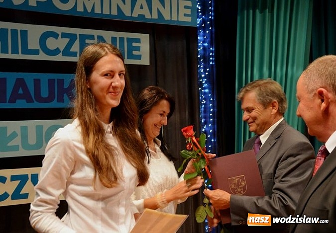 Zdjęcie w galerii na portalu naszwodzislaw.com:   Najlepsi absolwenci uhonorowani stypendiami  wiadomości z regionu