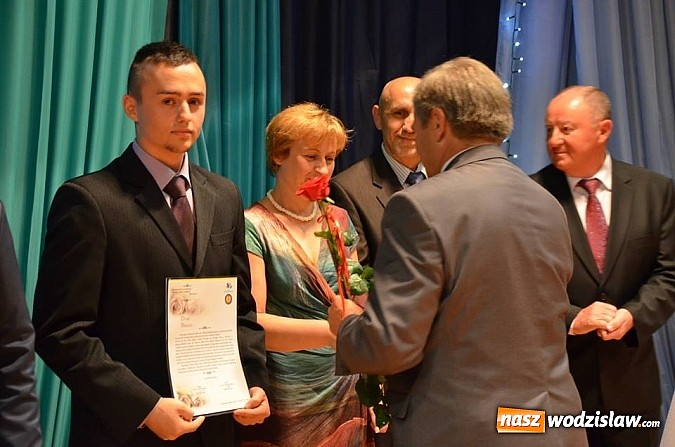 Zdjęcie w galerii na portalu naszwodzislaw.com:   Najlepsi absolwenci uhonorowani stypendiami  wiadomości z regionu