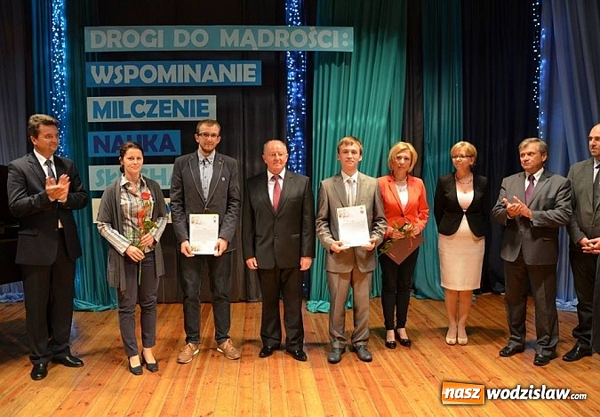 Zdjęcie w galerii na portalu naszwodzislaw.com:   Najlepsi absolwenci uhonorowani stypendiami  wiadomości z regionu