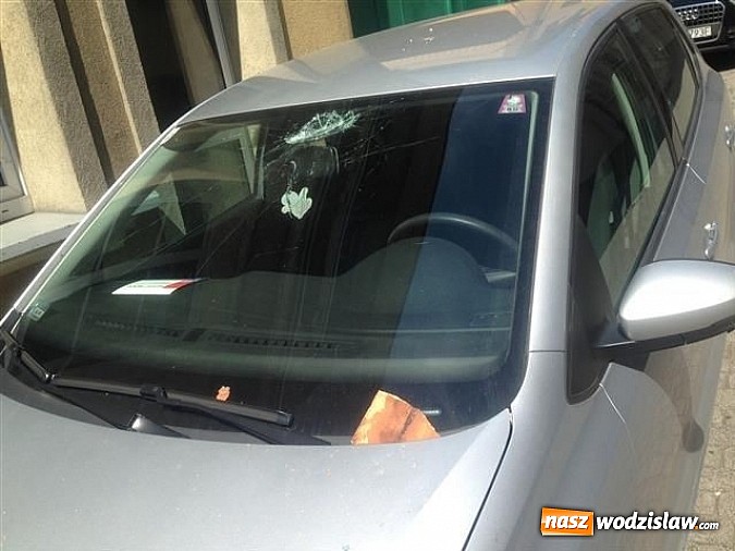 Zdjęcie w galerii na portalu naszwodzislaw.com: Osuwające się dachówki w rejonie rynku uszkodziły samochód! wiadomości z regionu