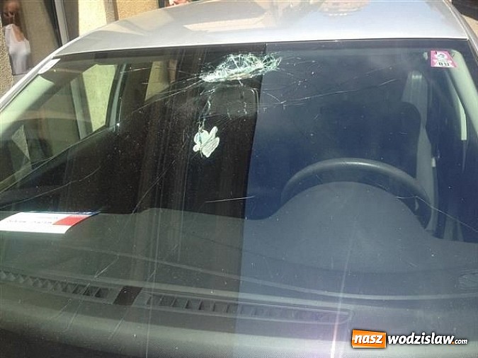 Zdjęcie w galerii na portalu naszwodzislaw.com: Osuwające się dachówki w rejonie rynku uszkodziły samochód! wiadomości z regionu