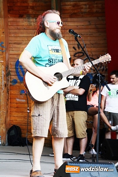 Zdjęcie w galerii na portalu naszwodzislaw.com: Wodzisław Śląski: Najcieplejsze Miejsce Na Ziemi! Kamil Bednarek na finał festiwalu reggae wiadomości z regionu