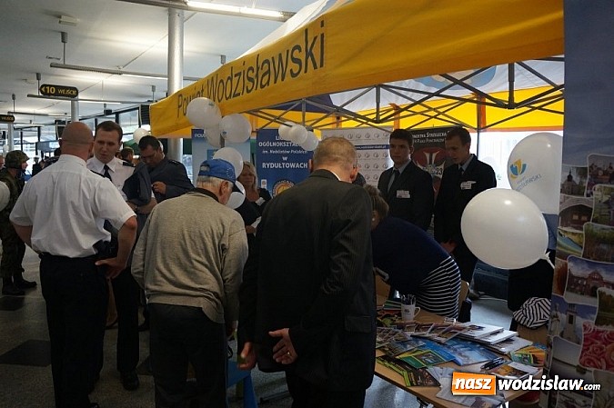 Zdjęcie w galerii na portalu naszwodzislaw.com: Wodzisławscy policjanci w katowickim spodku wiadomości z regionu