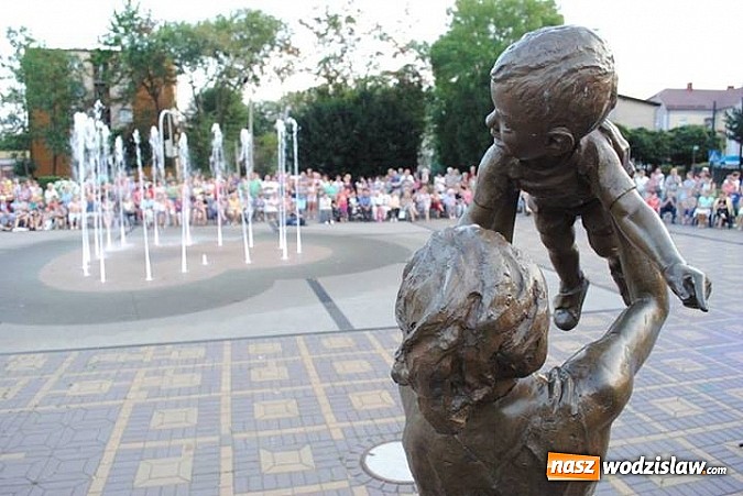 Zdjęcie w galerii na portalu naszwodzislaw.com: Tłumy na placu przy fontannie. Kolejna plenerowa operetka w Radlinie wiadomości z regionu