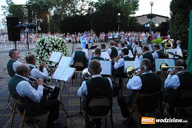 Zdjęcie w galerii na portalu naszwodzislaw.com: Tłumy na placu przy fontannie. Kolejna plenerowa operetka w Radlinie wiadomości z regionu