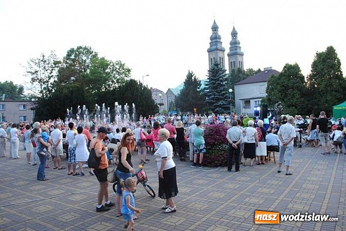 Zdjęcie w galerii na portalu naszwodzislaw.com: Tłumy na placu przy fontannie. Kolejna plenerowa operetka w Radlinie wiadomości z regionu