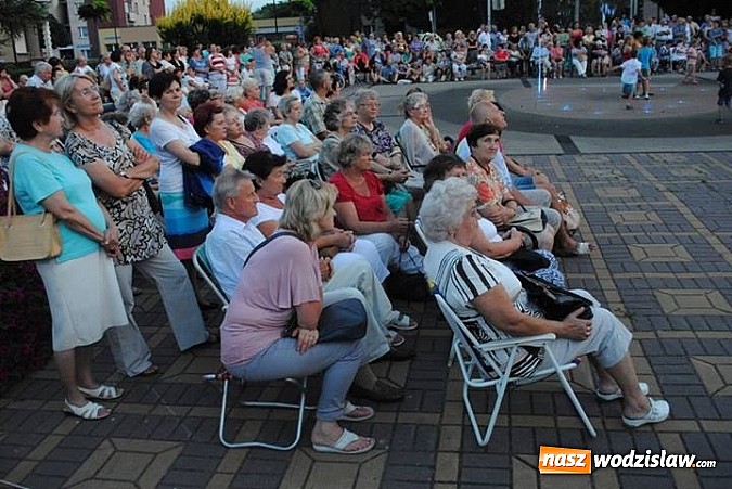Zdjęcie w galerii na portalu naszwodzislaw.com: Tłumy na placu przy fontannie. Kolejna plenerowa operetka w Radlinie wiadomości z regionu