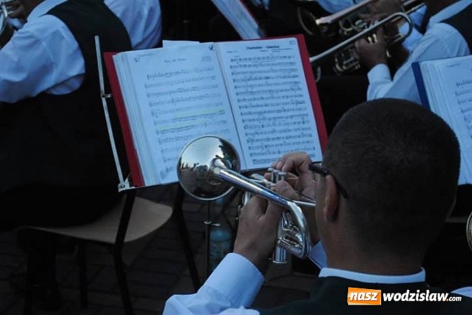 Zdjęcie w galerii na portalu naszwodzislaw.com: Tłumy na placu przy fontannie. Kolejna plenerowa operetka w Radlinie wiadomości z regionu