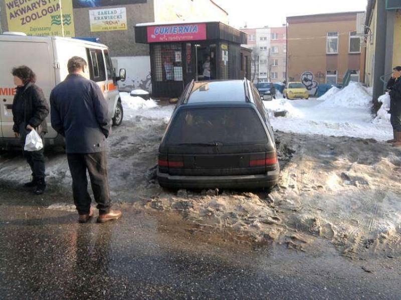Zdjęcie w galerii na portalu naszwodzislaw.com: Samochód ugrzązł w śniegu. Na parkingu wiadomości z regionu