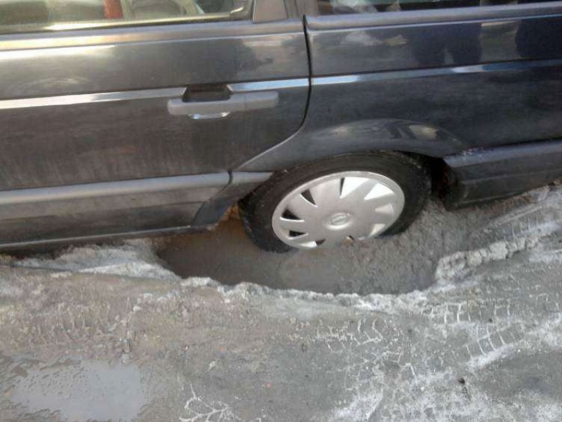 Zdjęcie w galerii na portalu naszwodzislaw.com: Samochód ugrzązł w śniegu. Na parkingu wiadomości z regionu