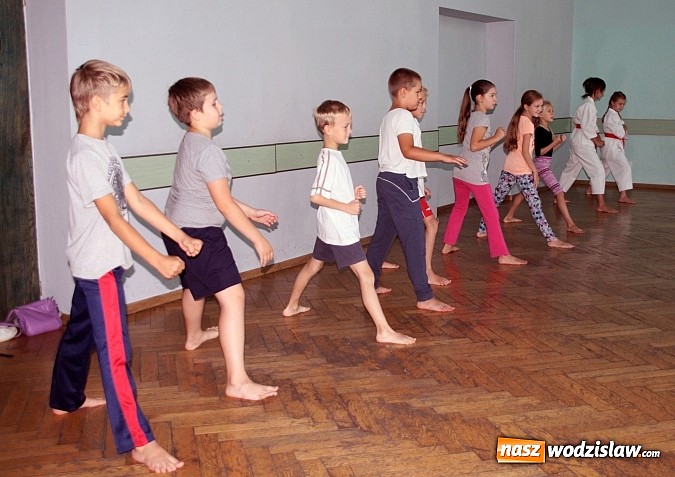 Zdjęcie w galerii na portalu naszwodzislaw.com:  Zajęcia z karate – czyli ostatnie warsztaty w ramach wakacyjnej akcji w WCK! wiadomości z regionu