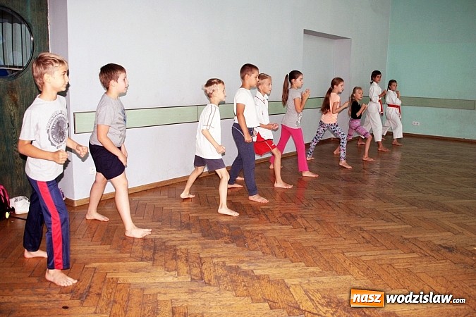 Zdjęcie w galerii na portalu naszwodzislaw.com:  Zajęcia z karate – czyli ostatnie warsztaty w ramach wakacyjnej akcji w WCK! wiadomości z regionu