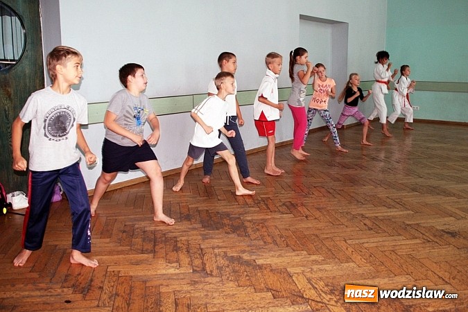 Zdjęcie w galerii na portalu naszwodzislaw.com:  Zajęcia z karate – czyli ostatnie warsztaty w ramach wakacyjnej akcji w WCK! wiadomości z regionu