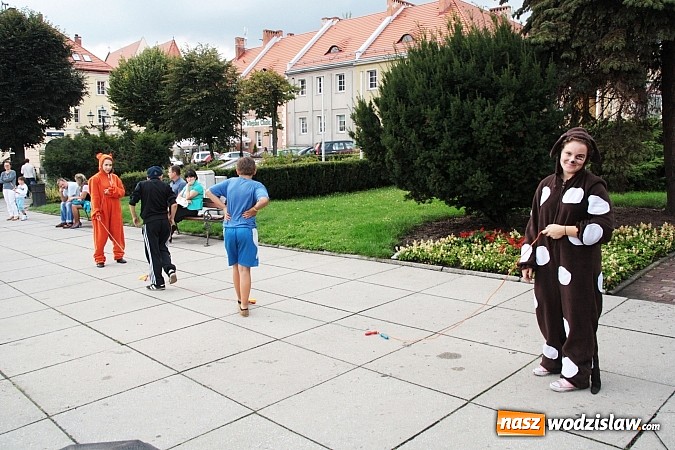 Zdjęcie w galerii na portalu naszwodzislaw.com: Zwierzęta przez kilka godzin rządziły na wodzisławskim rynku wiadomości z regionu