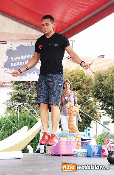 Zdjęcie w galerii na portalu naszwodzislaw.com: Zwierzęta przez kilka godzin rządziły na wodzisławskim rynku wiadomości z regionu