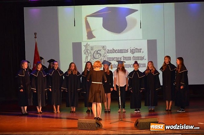 Zdjęcie w galerii na portalu naszwodzislaw.com: Akademickie rozpoczęcie roku szkolnego w Gimnazjum nr 2 im. Ziemi Wodzisławskiej wiadomości z regionu