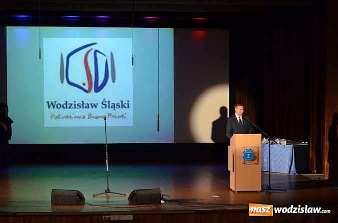 Zdjęcie w galerii na portalu naszwodzislaw.com: Akademickie rozpoczęcie roku szkolnego w Gimnazjum nr 2 im. Ziemi Wodzisławskiej wiadomości z regionu
