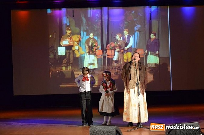 Zdjęcie w galerii na portalu naszwodzislaw.com: Akademickie rozpoczęcie roku szkolnego w Gimnazjum nr 2 im. Ziemi Wodzisławskiej wiadomości z regionu