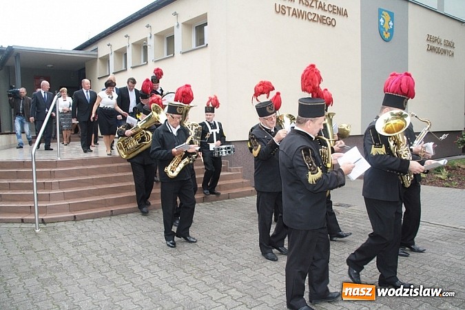 Zdjęcie w galerii na portalu naszwodzislaw.com: Wokalista zespołu PIN na uroczystych obchodach 15-lecia oraz otwarciu rozbudowanej i zmodernizowanej części PCKU! wiadomości z regionu