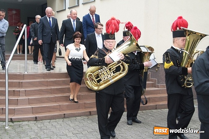 Zdjęcie w galerii na portalu naszwodzislaw.com: Wokalista zespołu PIN na uroczystych obchodach 15-lecia oraz otwarciu rozbudowanej i zmodernizowanej części PCKU! wiadomości z regionu