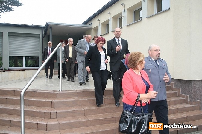 Zdjęcie w galerii na portalu naszwodzislaw.com: Wokalista zespołu PIN na uroczystych obchodach 15-lecia oraz otwarciu rozbudowanej i zmodernizowanej części PCKU! wiadomości z regionu