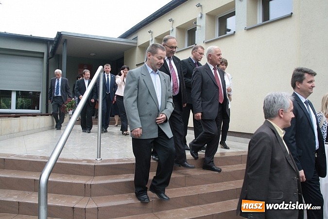 Zdjęcie w galerii na portalu naszwodzislaw.com: Wokalista zespołu PIN na uroczystych obchodach 15-lecia oraz otwarciu rozbudowanej i zmodernizowanej części PCKU! wiadomości z regionu