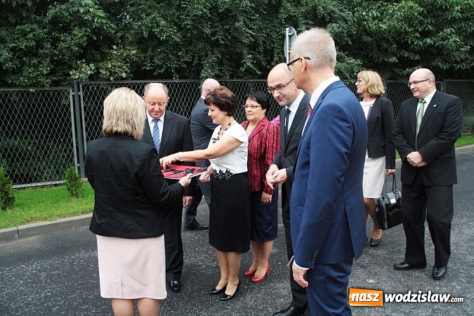 Zdjęcie w galerii na portalu naszwodzislaw.com: Wokalista zespołu PIN na uroczystych obchodach 15-lecia oraz otwarciu rozbudowanej i zmodernizowanej części PCKU! wiadomości z regionu