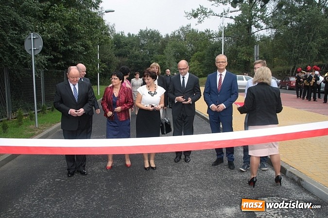 Zdjęcie w galerii na portalu naszwodzislaw.com: Wokalista zespołu PIN na uroczystych obchodach 15-lecia oraz otwarciu rozbudowanej i zmodernizowanej części PCKU! wiadomości z regionu