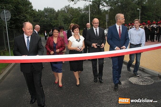 Zdjęcie w galerii na portalu naszwodzislaw.com: Wokalista zespołu PIN na uroczystych obchodach 15-lecia oraz otwarciu rozbudowanej i zmodernizowanej części PCKU! wiadomości z regionu