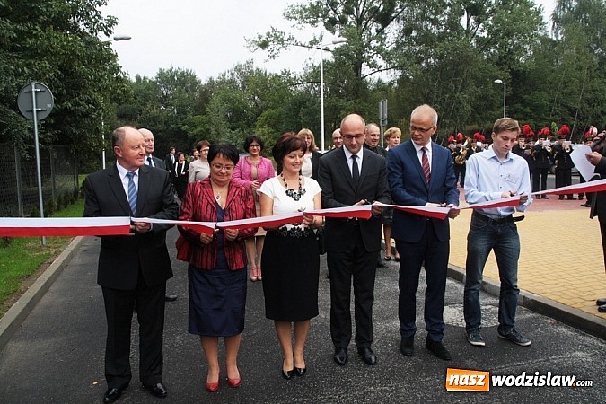 Zdjęcie w galerii na portalu naszwodzislaw.com: Wokalista zespołu PIN na uroczystych obchodach 15-lecia oraz otwarciu rozbudowanej i zmodernizowanej części PCKU! wiadomości z regionu