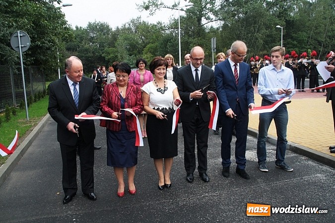 Zdjęcie w galerii na portalu naszwodzislaw.com: Wokalista zespołu PIN na uroczystych obchodach 15-lecia oraz otwarciu rozbudowanej i zmodernizowanej części PCKU! wiadomości z regionu