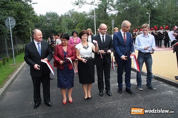 Zdjęcie w galerii na portalu naszwodzislaw.com: Wokalista zespołu PIN na uroczystych obchodach 15-lecia oraz otwarciu rozbudowanej i zmodernizowanej części PCKU! wiadomości z regionu