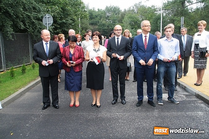 Zdjęcie w galerii na portalu naszwodzislaw.com: Wokalista zespołu PIN na uroczystych obchodach 15-lecia oraz otwarciu rozbudowanej i zmodernizowanej części PCKU! wiadomości z regionu