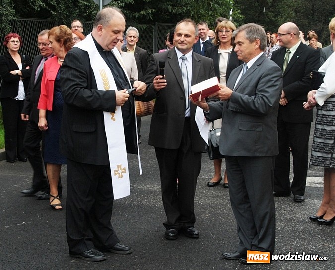 Zdjęcie w galerii na portalu naszwodzislaw.com: Wokalista zespołu PIN na uroczystych obchodach 15-lecia oraz otwarciu rozbudowanej i zmodernizowanej części PCKU! wiadomości z regionu