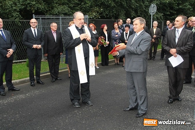 Zdjęcie w galerii na portalu naszwodzislaw.com: Wokalista zespołu PIN na uroczystych obchodach 15-lecia oraz otwarciu rozbudowanej i zmodernizowanej części PCKU! wiadomości z regionu