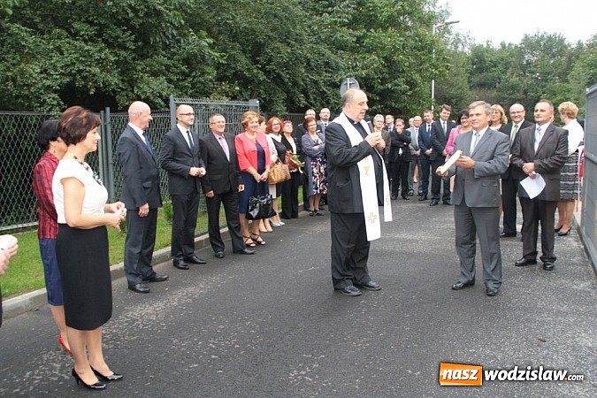 Zdjęcie w galerii na portalu naszwodzislaw.com: Wokalista zespołu PIN na uroczystych obchodach 15-lecia oraz otwarciu rozbudowanej i zmodernizowanej części PCKU! wiadomości z regionu