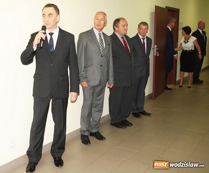 Zdjęcie w galerii na portalu naszwodzislaw.com: Wokalista zespołu PIN na uroczystych obchodach 15-lecia oraz otwarciu rozbudowanej i zmodernizowanej części PCKU! wiadomości z regionu