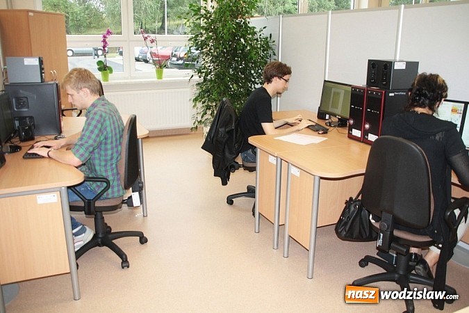 Zdjęcie w galerii na portalu naszwodzislaw.com: Wokalista zespołu PIN na uroczystych obchodach 15-lecia oraz otwarciu rozbudowanej i zmodernizowanej części PCKU! wiadomości z regionu