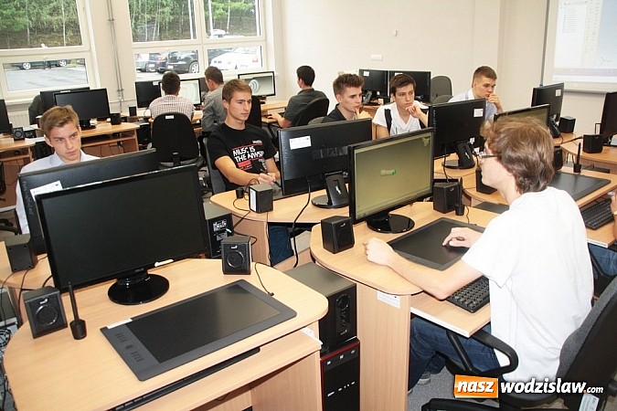 Zdjęcie w galerii na portalu naszwodzislaw.com: Wokalista zespołu PIN na uroczystych obchodach 15-lecia oraz otwarciu rozbudowanej i zmodernizowanej części PCKU! wiadomości z regionu