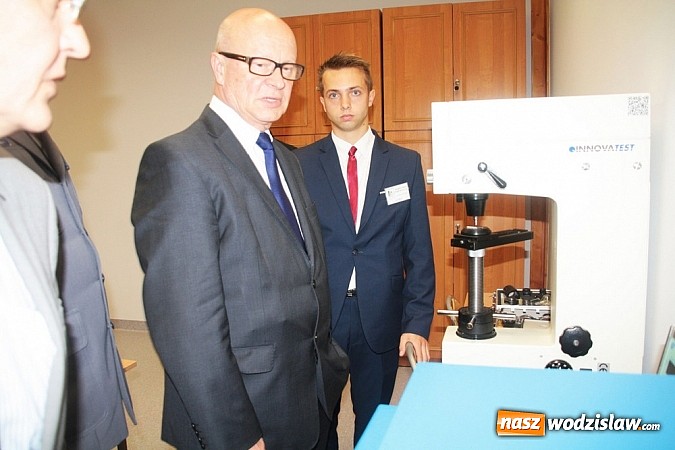 Zdjęcie w galerii na portalu naszwodzislaw.com: Wokalista zespołu PIN na uroczystych obchodach 15-lecia oraz otwarciu rozbudowanej i zmodernizowanej części PCKU! wiadomości z regionu