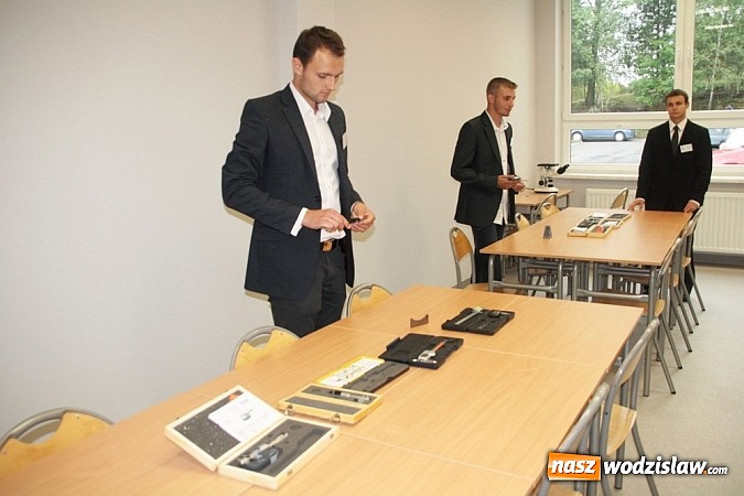 Zdjęcie w galerii na portalu naszwodzislaw.com: Wokalista zespołu PIN na uroczystych obchodach 15-lecia oraz otwarciu rozbudowanej i zmodernizowanej części PCKU! wiadomości z regionu