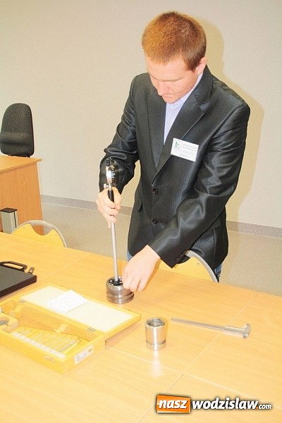 Zdjęcie w galerii na portalu naszwodzislaw.com: Wokalista zespołu PIN na uroczystych obchodach 15-lecia oraz otwarciu rozbudowanej i zmodernizowanej części PCKU! wiadomości z regionu