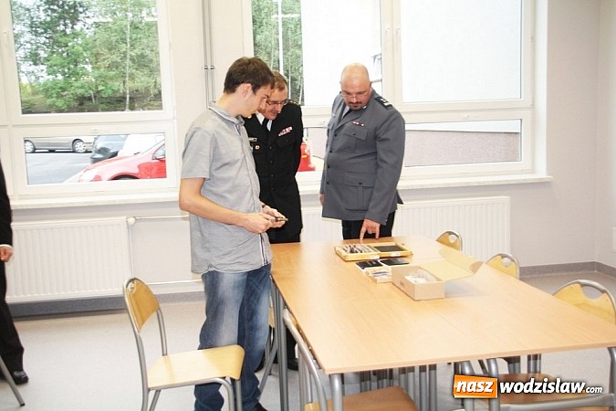 Zdjęcie w galerii na portalu naszwodzislaw.com: Wokalista zespołu PIN na uroczystych obchodach 15-lecia oraz otwarciu rozbudowanej i zmodernizowanej części PCKU! wiadomości z regionu