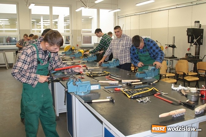 Zdjęcie w galerii na portalu naszwodzislaw.com: Wokalista zespołu PIN na uroczystych obchodach 15-lecia oraz otwarciu rozbudowanej i zmodernizowanej części PCKU! wiadomości z regionu