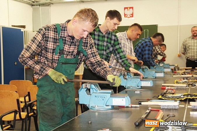 Zdjęcie w galerii na portalu naszwodzislaw.com: Wokalista zespołu PIN na uroczystych obchodach 15-lecia oraz otwarciu rozbudowanej i zmodernizowanej części PCKU! wiadomości z regionu