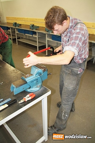 Zdjęcie w galerii na portalu naszwodzislaw.com: Wokalista zespołu PIN na uroczystych obchodach 15-lecia oraz otwarciu rozbudowanej i zmodernizowanej części PCKU! wiadomości z regionu