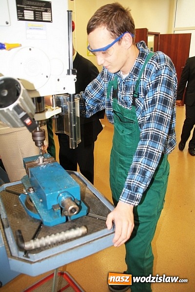 Zdjęcie w galerii na portalu naszwodzislaw.com: Wokalista zespołu PIN na uroczystych obchodach 15-lecia oraz otwarciu rozbudowanej i zmodernizowanej części PCKU! wiadomości z regionu