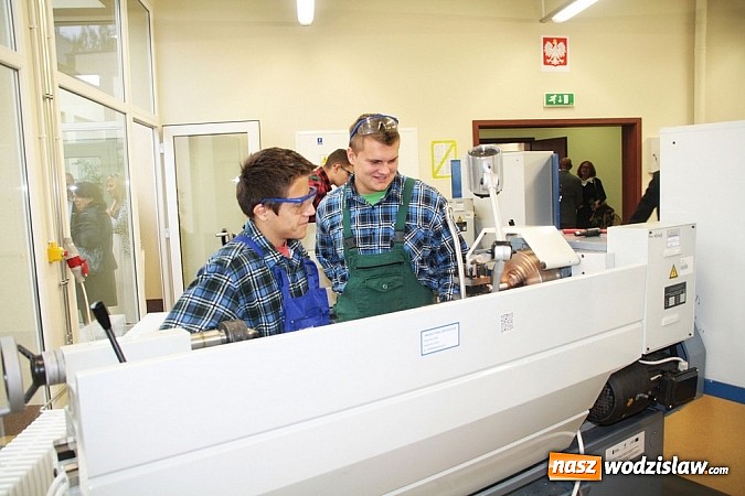 Zdjęcie w galerii na portalu naszwodzislaw.com: Wokalista zespołu PIN na uroczystych obchodach 15-lecia oraz otwarciu rozbudowanej i zmodernizowanej części PCKU! wiadomości z regionu