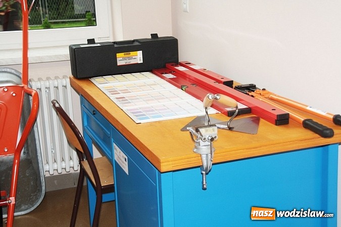 Zdjęcie w galerii na portalu naszwodzislaw.com: Wokalista zespołu PIN na uroczystych obchodach 15-lecia oraz otwarciu rozbudowanej i zmodernizowanej części PCKU! wiadomości z regionu