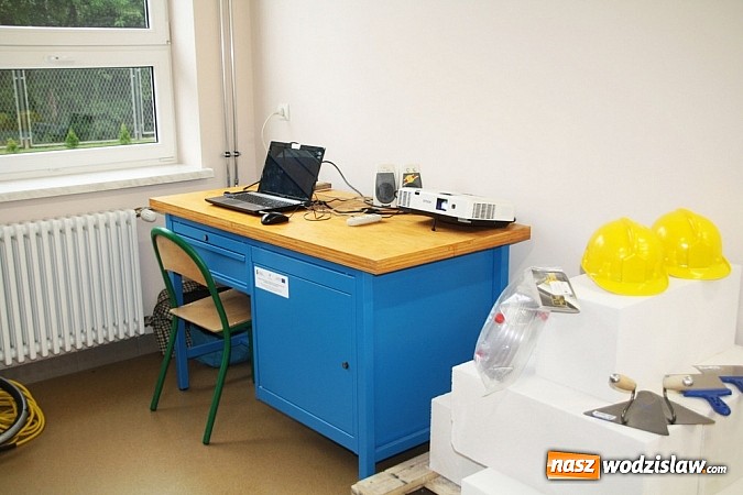 Zdjęcie w galerii na portalu naszwodzislaw.com: Wokalista zespołu PIN na uroczystych obchodach 15-lecia oraz otwarciu rozbudowanej i zmodernizowanej części PCKU! wiadomości z regionu